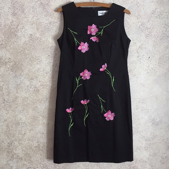 Danny & Nicole Dresses & Skirts - Embroidered Danny & Nicole shift dress 6 Petite